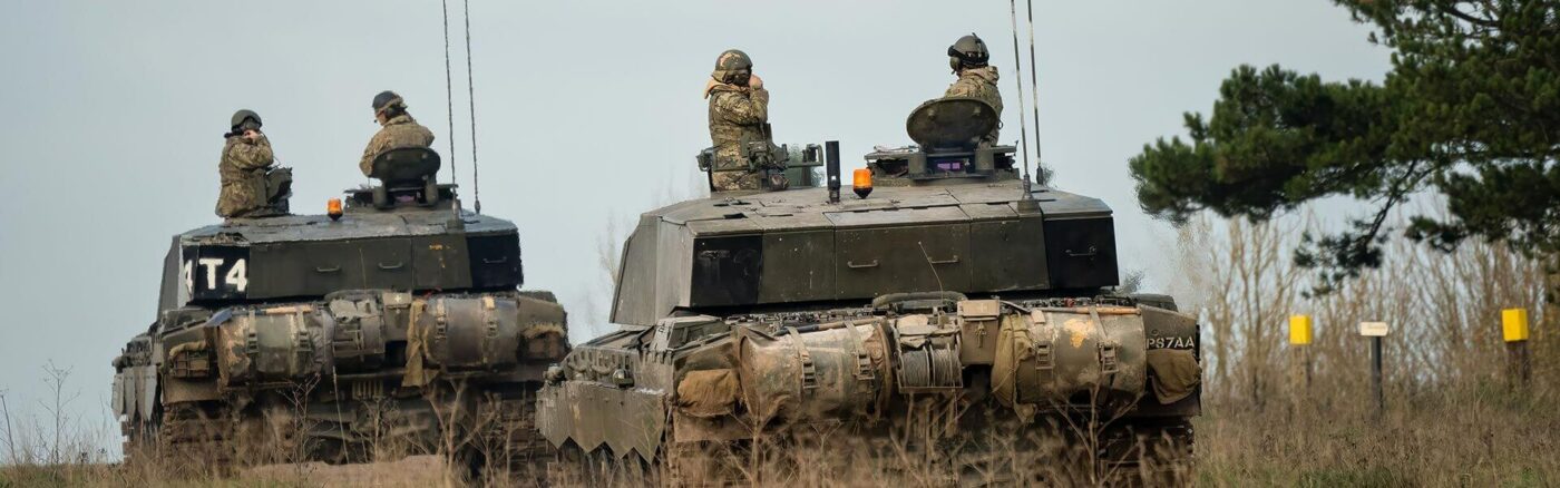 Zwei Panzer mit Besatzung im Feld